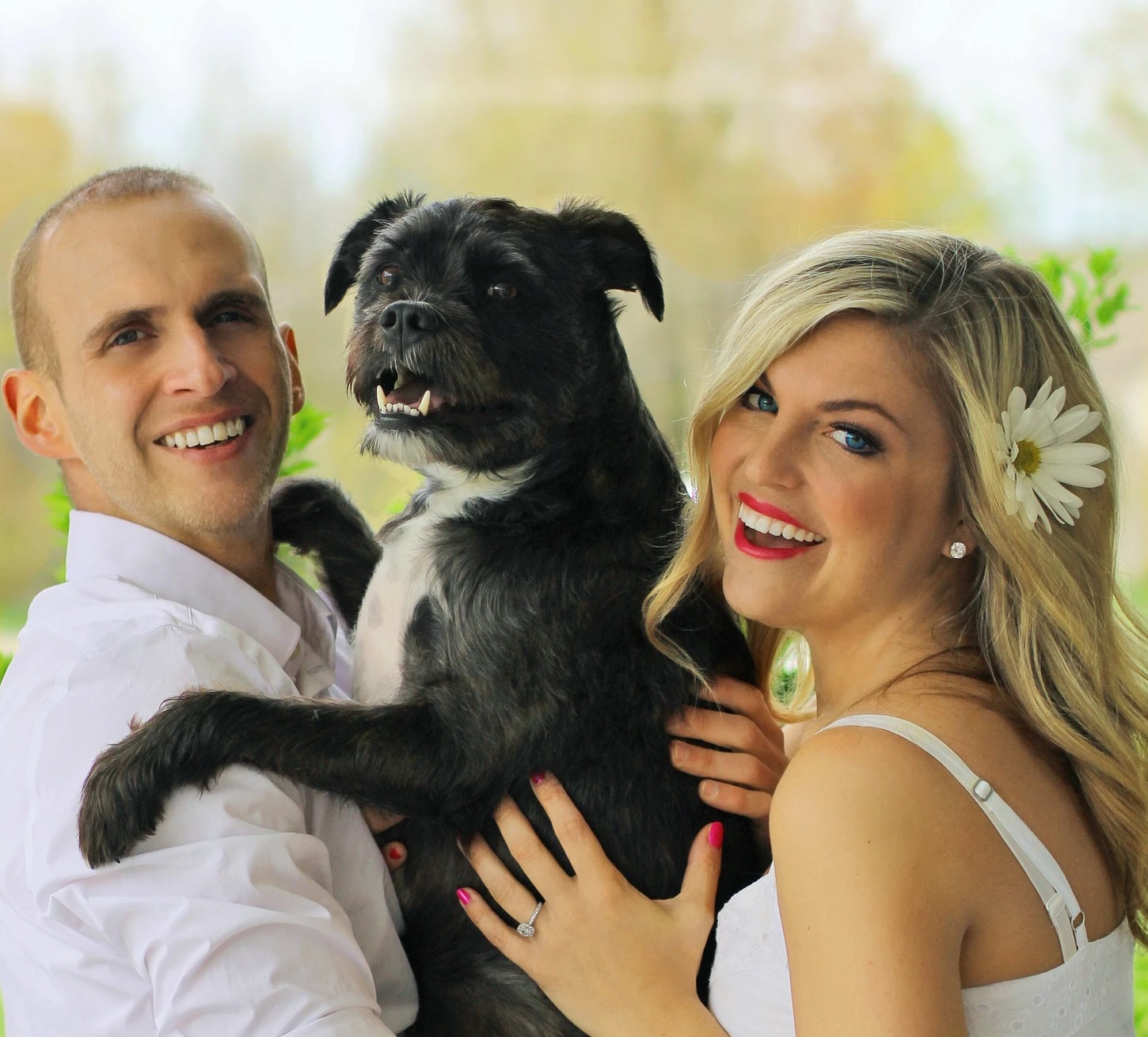 férfi és nő a kis kutyájukkal