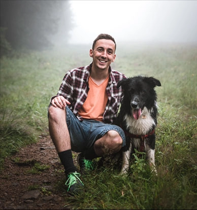 férfi a ködben a kutyájával