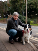 férfi és kis kutyája