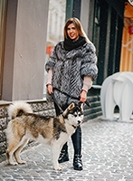 fiatal nő és a kutyája