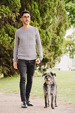 szemüveges fiatal férfi a kutyájával